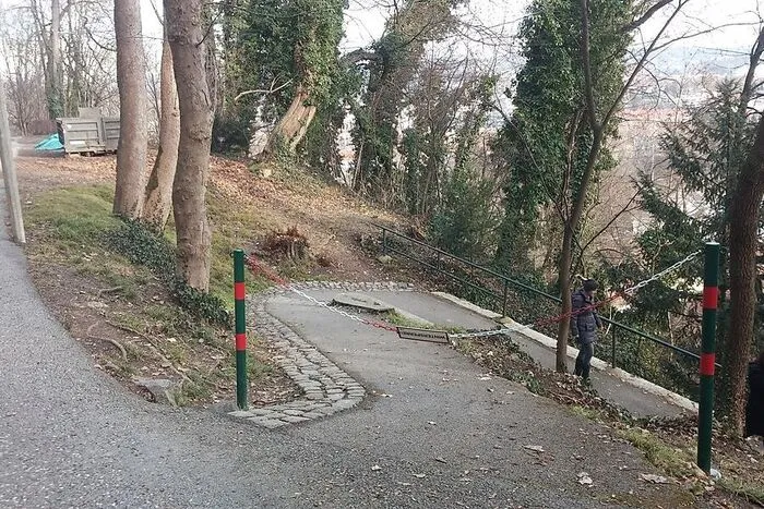 Am Schloßberg sind praktisch alle Wege außer der breiten Straße per Kette abgesperrt ...