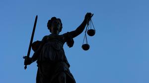 Zwangsläufig zwischen allen Stühlen: Justitia