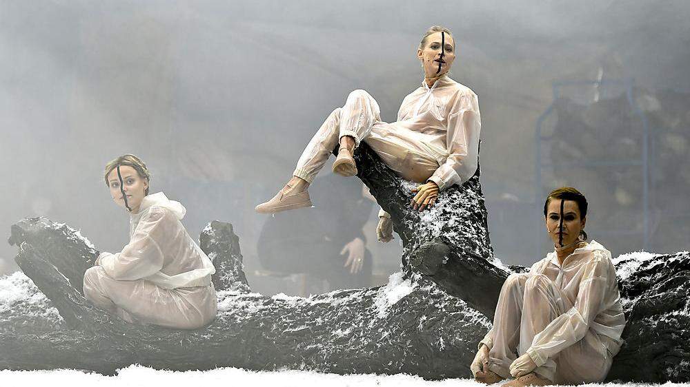Götterkriege und blutige Massiker auf einer schneebedeckten, vollgeräumten Bühne am Burgtheater