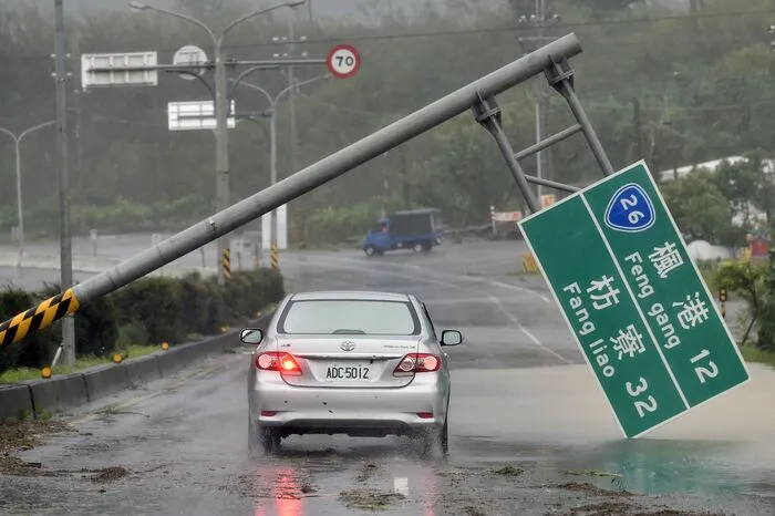 Wie lokale Behörden berichteten, fiel in mindestens 270.000 Haushalten der Strom aus, als der Sturm der höchsten Kategorie knapp an der Südspitze der asiatischen Inselrepublik entlangzog.