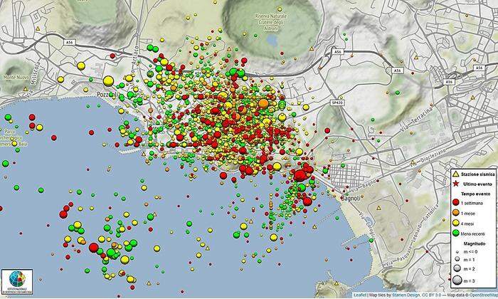 Seismische Aktivitäten um Pozzuoli 2023. In rot die gemessenen Beben der letzten sieben Tage (Stand 29.9.23)
