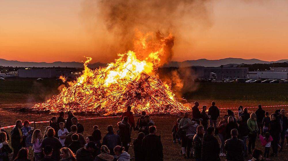 Am Karsamstag werden vielerorts traditionelle Osterfeuer entzunden