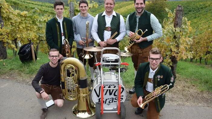 Zum fünfzehnten Mal flanierten Freunde des kulinarischen Genusses und guter Musik über den Klöchberg - das Weisenbläserfest war bei strahlendem Sonnenschein ein voller Erfolg.