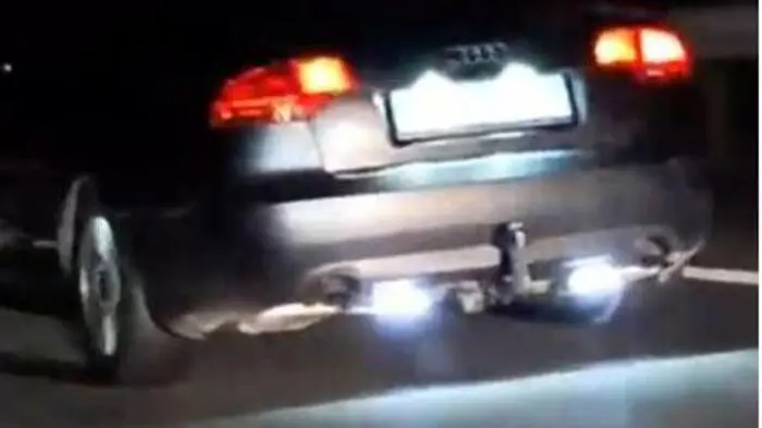 Dieser Audi war mit eingeschalteten, nach hinten strahlenden Scheinwerfern auf der S 36 unterwegs