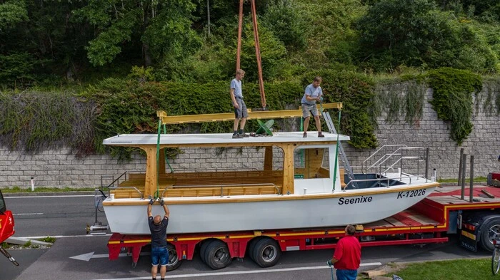 Von der Döbriacher Transportfirma wurde die neue kleine Seenixe vom Weißensee an den Millstätter See gebracht und in den See gehievt.
