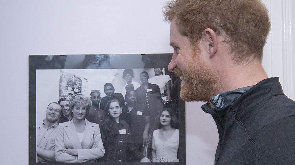 Prinz Harry vor einem Bild seiner Mutter