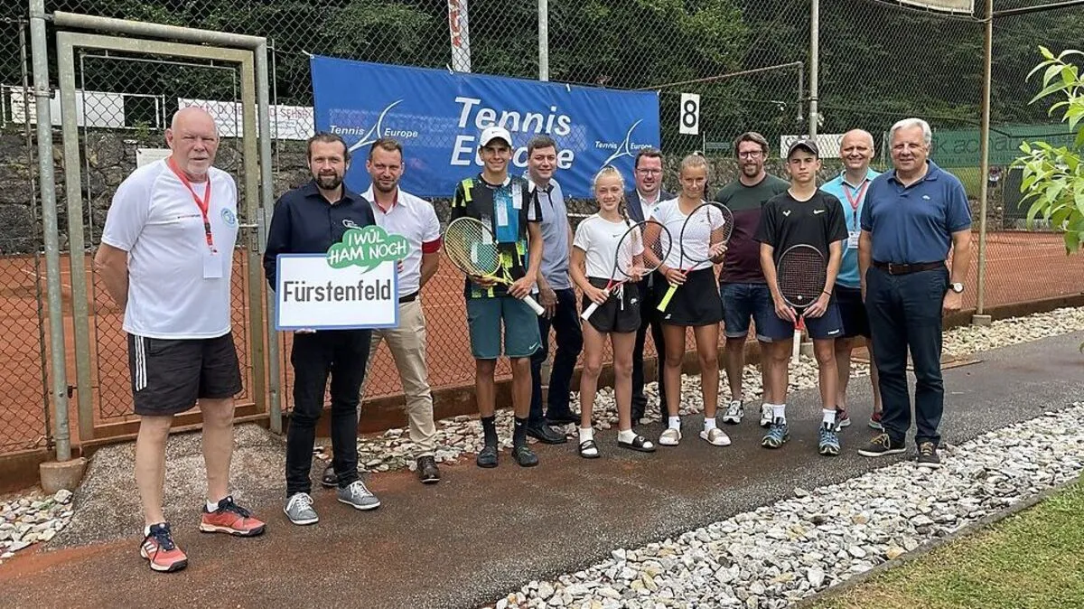 TC JUFA-Fürstenfeld-Obmann Manfred Abraham (l.), Stellvertreter Werner Gutzwar (r.), Vertreter der Stadt, der Sponsoren sowie der Turnierleitung mit der tschechischen Jugendelite