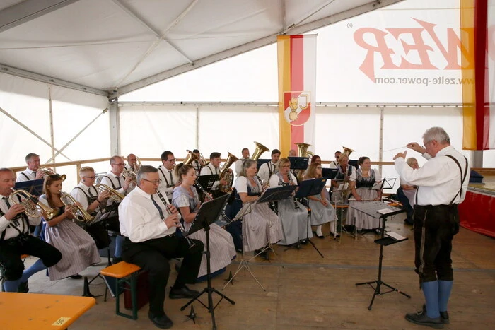 Während am Samstag die Jugend und Junggebliebenen zur Musik der „Kärntner Buam“ das Tanzbein schwangen, kamen am Sonntag zur Gründungsfeier der Feuerwehrjugend und zum Frühschoppen mit der Trachtenkapelle St. Donat/Glandorf (Foto) viele Familien mit ihren Angehörigen.