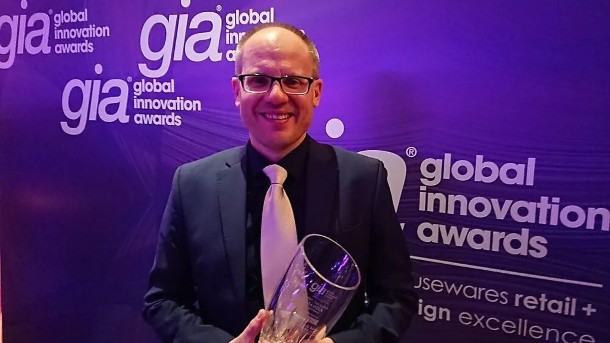 Groß ist die Freude bei Jörg Seewald, als er den Award in den Händen hält