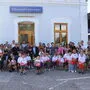Eine große Gruppe Kinder, Begleiter, Vereinsfunktionäre, Politiker und Sportler haben sich zur Zugfahrt versammelt