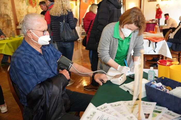 Viele Besucher lassen sich gleich beim Eingang den  Blutdruck kontrollieren.