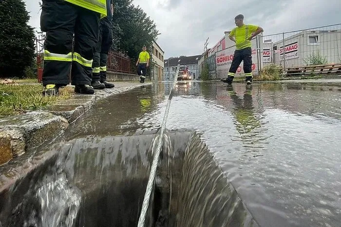 Die Kanäle konnten die plötzlichen Wassermassen nicht mehr aufnehmen.