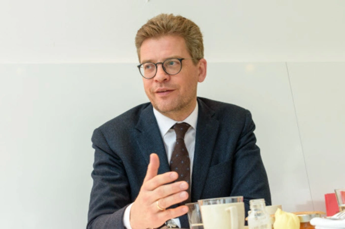 Martin Wäg, der Vorstand von Kastner und Öhler, eröffnet in Linz eine neue Filiale der jungen Textillinie Infected. Zusätzlich setzt er in Wien auf Gigasport. Aufgrund seiner Expansion stand auch er zur Köpfe-Wahl auf unserer Liste.  