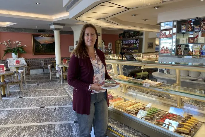 In der Konditorei Restaurant Rainer werden die Auslagen wieder befüllt außerdem hat Inhaberin Katharina Rainer-Valtiner während der Schließung investiert und neue Kühlhäuser installiert.