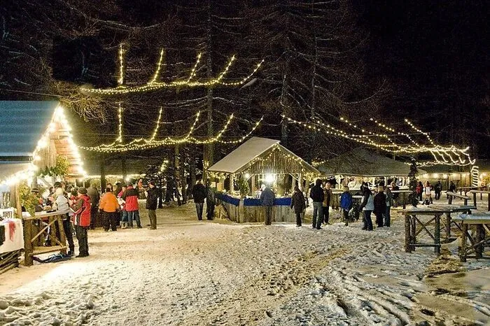 Kärnten. Er ist der höchstgelegene Christkindlmarkt Österreichs und wenn man einmal oben ist, dann weiß man, dass sich der Weg wirklich gelohnt hat. Dem Himmel so nah ist man auf der Petzen, auf 1700 Meter Seehöhe. Erreichbar ist der romantische Christkindlmarkt in Südkärnten nur mit den Gondeln der Bergbahnen an drei Adventsamstagen (7., 14. und 21. Dezember). www.petzen.net