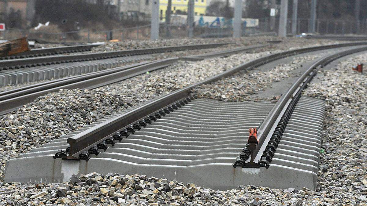 Auto rollte Böschung runter: Tauernbahn war gesperrt