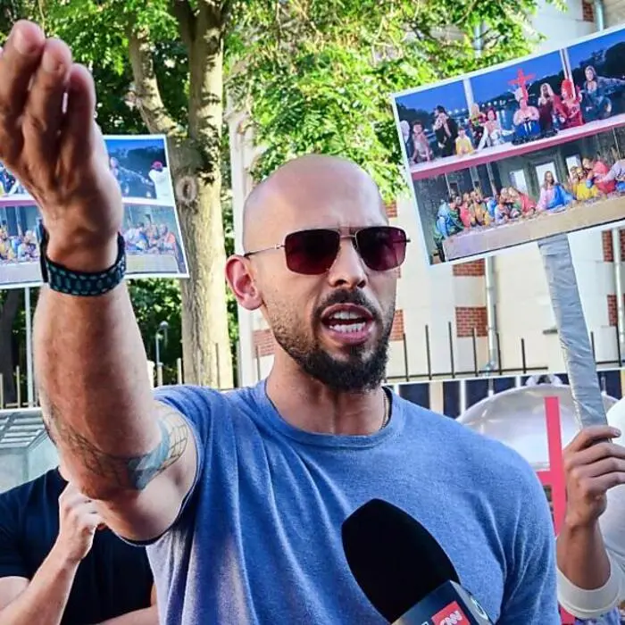 Das Bild zeigt die Brüder Andrew und Tristan Tate bei einer Demonstration