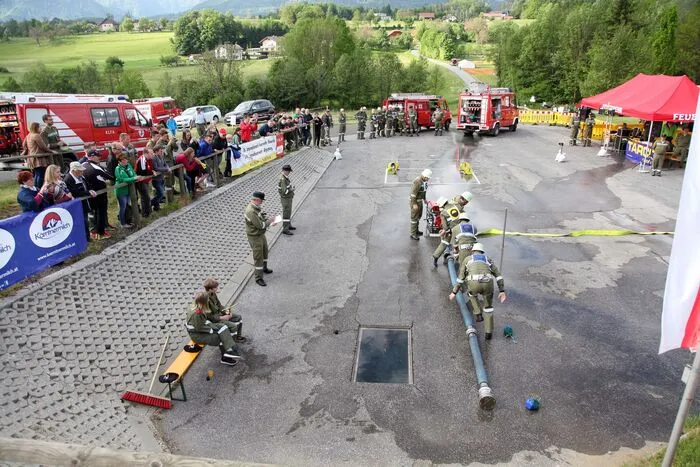 Dolintschach stand am 20. Mai 2017 im Blickpunkt der Florianis, Austragungsort des diesjährigen Feuerwehr Bezirksleistungsbewerbes Villach-Land. Rund 40 Feuerwehren mit 61 Bewerbsgruppen, also ca. 600 Feuerwehrleute und 200 Kinder und Jugendliche kämpften in den verschiedensten Wertungsklassen um die begehrten Bezirksmeistertitel.