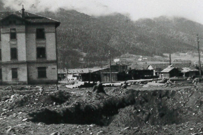 Bombenkrater nahe des Bahnhofs