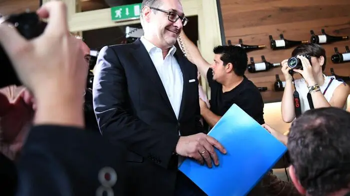 Der frühere FPÖ-Chef und Vizekanzler Heinz-Christian Strache hat angekündigt, seine Parteimitgliedschaft ruhend zu stellen. Ihm gehe es darum, "eine Zerreißprobe und Spaltung der FPÖ um jeden Preis zu verhindern", sagte Strache bei einer Pressekonferenz am Dienstag.