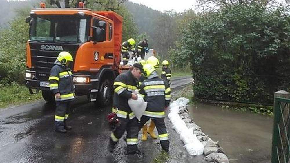 Die Feuerwehr geht gegen die Überschwemmung vor
