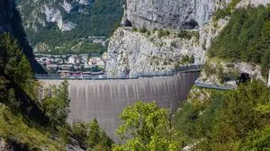 Die 202 Meter hohe Mauer blieb stehen