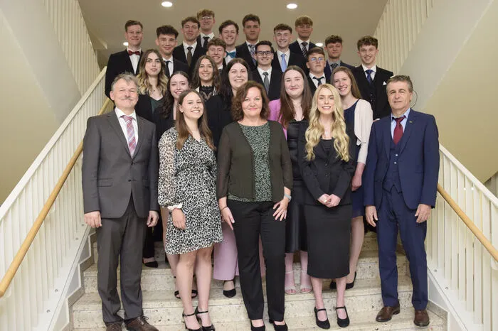 Maturanten der 5AHWIM Wirtschaftsingenieurwesen: Robert Altenburger, Adrian Amtmann, Nicolas Deutsch, Simon Erlacher, Sophia Frissenbichler, Anna Lena Geitner, Vanessa Gether, Lena HERMANN, Florian Hödl, Melanie Hopfgartner, Julian Kalcher, Paul Matzer, Iris Matzhold, Lukas Nuster, Michael Radaschitz, Nico Sallegger, Raphael Spirk, Antonia Teller, Georg Töglhofer, Carmen Vögl, Tim Zaunschirm.