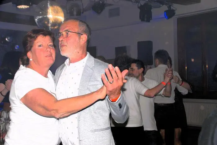 Abgerundet wurde die gutbesuchte Tanzparty mit einer Mitternachtseinlage. 