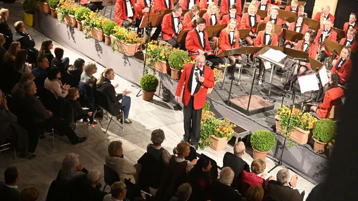Obmann Roland Palle begrüßte die vielen Besucher in der Aula der Fachhochschule in Spittal.
