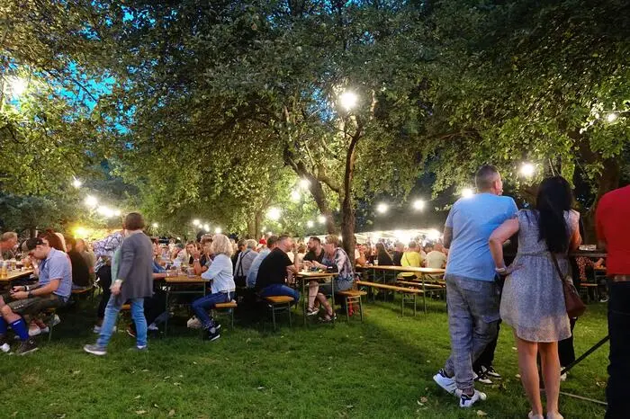 Seit über 70 Jahren finden im rund 5000 Quadratmeter großen Streuobstgarten der Familie Mazelle Sommerfeste statt.