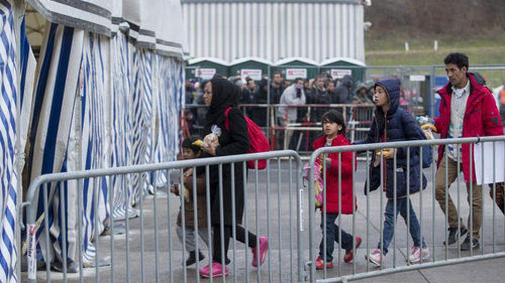 Flüchtlinge kommen in Spielfeld an