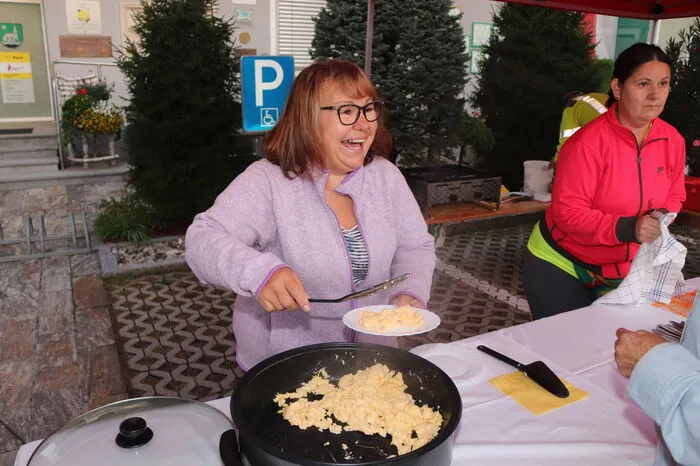 Für alle Besucher gab es Kernöleierspeise, insgesamt wurden 450 Eier verarbeitet.