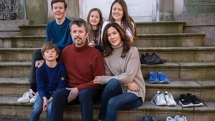 Bleiben heuer auch zu Haus und feiern auf Schloss Amalienborg: Kronzprinz Frederik mit seiner Familie