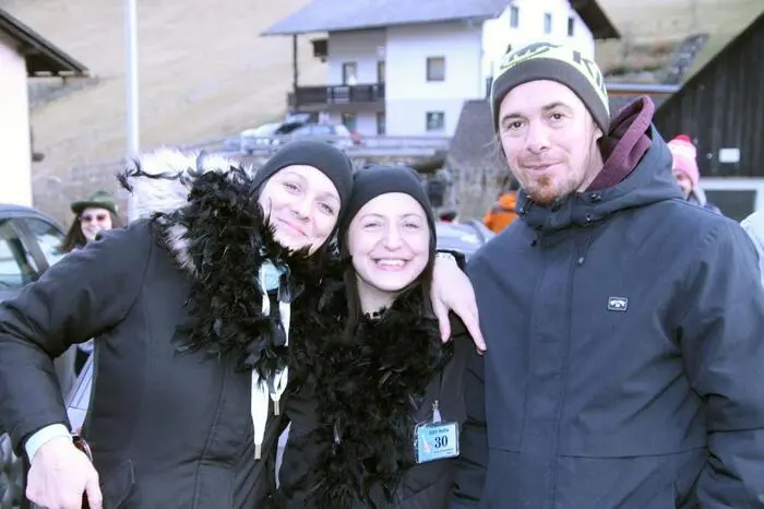 Das Turnier hat in Salla bereits eine lange Tradition, heuer erfolgte die 32. Auflage. Bei 35 teilnehmenden Moarschaften zu je vier Männern beziehungsweise Frauen nahm rund die Hälfte der Bevölkerung des Bergdorfes den Stock aus Birnenholz in die Hand. 