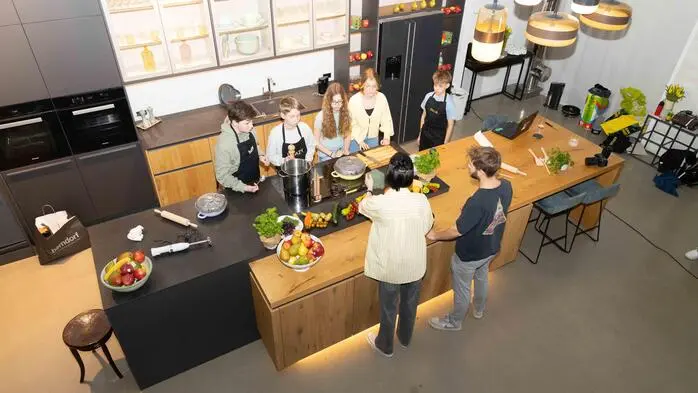 Mit dem neuen Kochbuchprojekt „Tuff enough to cook“ rückt die Initiative „Von Mama zu Mama“ Jugendliche zwischen elf und vierzehn Jahren in den Mittelpunkt.