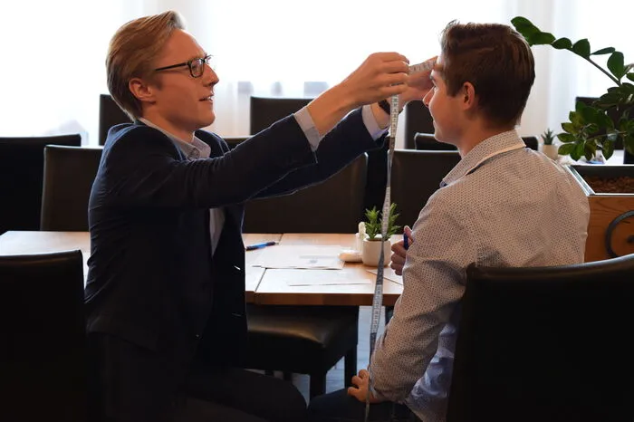 Auch David Urban (19) und Gregor Köck (19) wollen eine Rolle ergattern. Die Anmeldeunterlagen fordern hierfür die Angabe der Körpermaße.