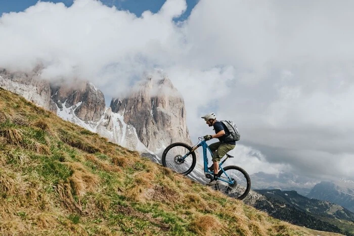 Die Kraft der neuen Performance Line CX entfaltet sich dynamisch und präzise abgestimmt auf das jeweilige Fahrmanöver und folgt exakt dem Pedalinput. Möglich wird dies durch die neu interpretierte Sensorik.