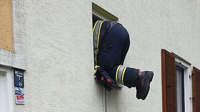 Die Feuerwehrleute mussten über das WC-Fenster in die Wohnung eindringen