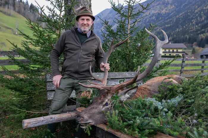 Den heurigen Hubertushirsch erlegte Heinz Schütter (Schafalm).