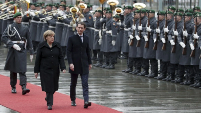 Kurz hatte am Mittwoch in Berlin Bundeskanzlerin Angela Merkel sowie Bundestagspräsident Wolfgang Schäuble (beide CDU) getroffen und in zwei Auftritten im öffentlich-rechtlichen Fernsehen (ARD-Talkshow "Maischberger" und "ARD/ZDF-Morgenmagazin") seine rigide Flüchtlingspolitik sowie die Koalition mit der rechtspopulistischen FPÖ verteidigt.
