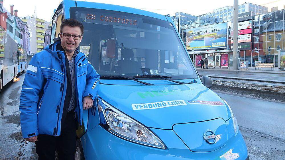 Gerhard Deutsch mit einem elektrisch betriebenen Bus