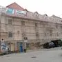 Das Kudrinka-Haus, das saniert wird, das angrenzende Haus der ehemaligen Putzerei Schratter und Foto Gutschi am Getreidemarkt werden an das Fernwärmenetz angeschlossen