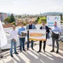 Nachhaltiger Strom wird über den Dächern der Stadt produziert.