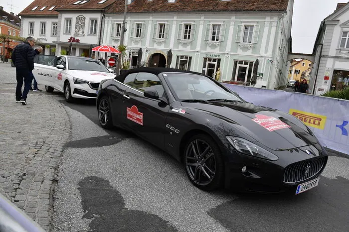 160 Fahrzeuge, durchwegs Baujahr vor dem Jahr 1950 nahmen an der „Juwelier Rindler Sonderprüfung“ teil, bevor es weiterging zum Schloss Obermaierhofen.