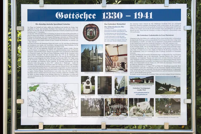 Neben dem Sakralraum im Erdgeschoss zeigt im Untergeschoß das Museum die wechselvolle Geschichte der Volksgruppe