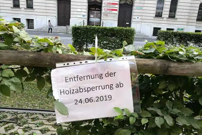 Informiert waren nur die Anrainer, die breite Öffentlichkeit tappte im Dunklen. Lediglich ein ausgedruckter Zettel deutete Arbeiten an, ohne zu erkären, warum.