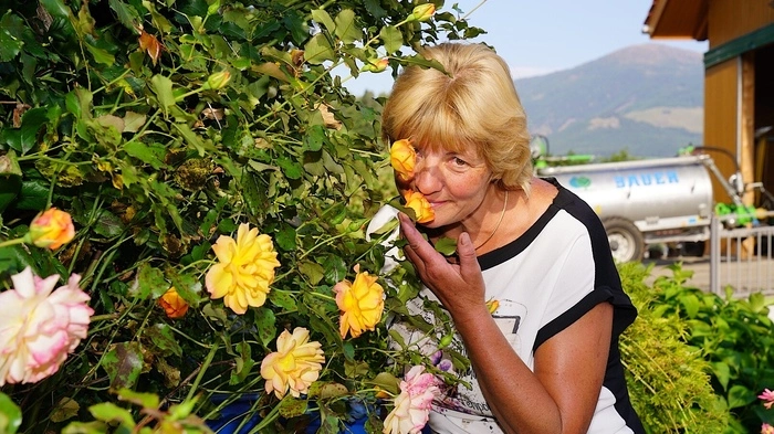 Mit viel Liebe und Kreativität pflegt Christa Podesser die Pflanzen rund um den Hof.