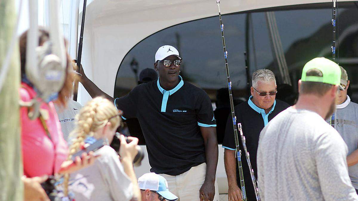 Michael Jordan mit der Crew der Angel-Yacht &quot;Catch 23&quot;