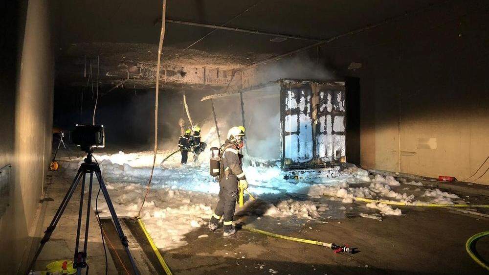 Erhebliche Schäden nach dem Lkw-Brand im Tunnel Rannersdorf auf der S1