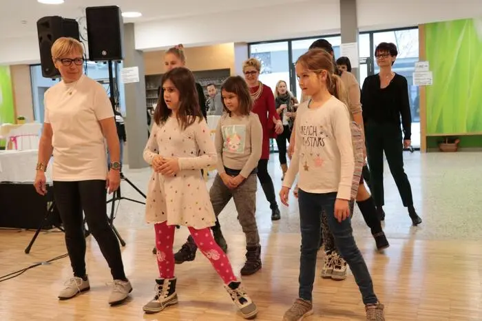 Die Besucher hatten auch die Chance beim "Line Dance" mitzumachen und einige Schritte zu lernen.